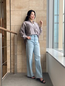 淡色デニム×グレーの透けシャツでフェミニンに【365 DAYS SNAP】PLST小松 望さんの私服コーデ