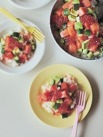 映えて美味しく子どもも喜ぶ！『サーモンとアボカドののっけ寿司』の超簡単レシピ公開