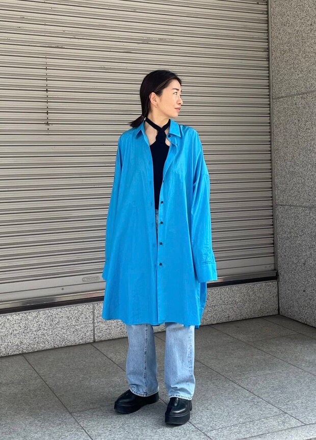 鮮やかブルーの超ビッグシャツは春コート気分で【365 DAYS SNAP】淺野絵美さんの私服コーデ
