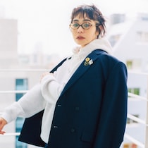 フーディは左右のヒモの長さに差をつけてリボン結びで着る。40代女性のための【メンズ服】コーデ術