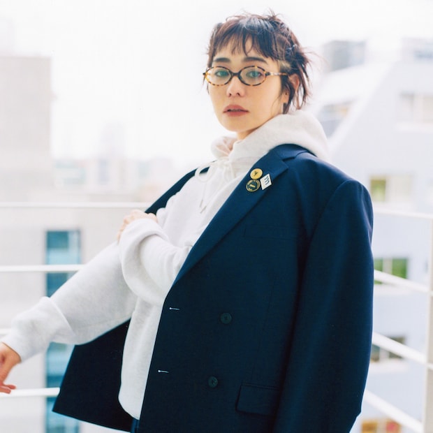 フーディは左右のヒモの長さに差をつけてリボン結びで着る。40代女性のための【メンズ服】コーデ術