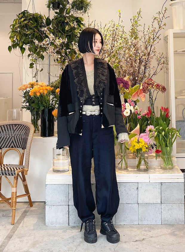 光沢のあるメンズパンツでブラックコーデに立体感が！【365 DAYS SNAP】早崎円馨さんの私服コーデ