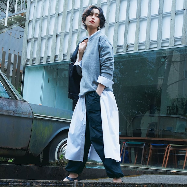 パンツに重ねる。目からウロコの白いロングシャツドレス着まわしテクニック