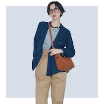 紺ブレ＋チノパンの大定番アメトラ着まわしはパールネックレスでチラリと女らしく、が正解！