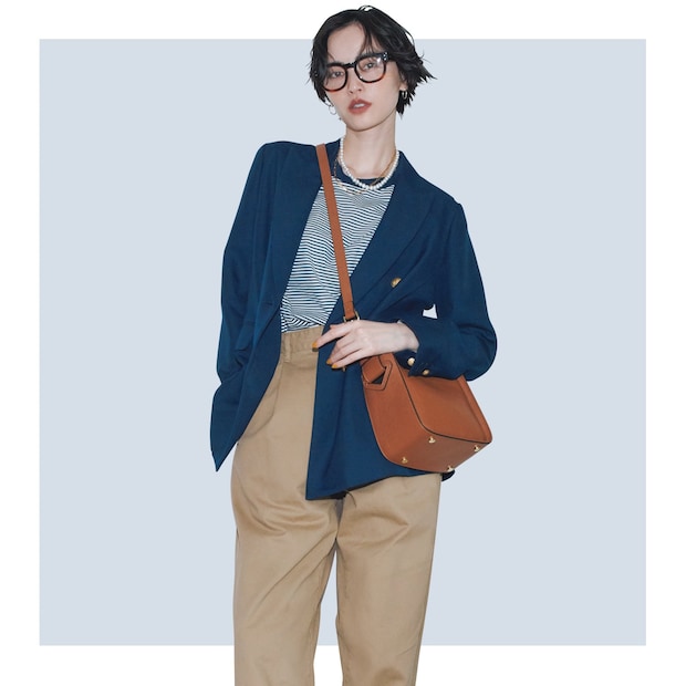 紺ブレ＋チノパンの大定番アメトラ着まわしはパールネックレスでチラリと女らしく、が正解！