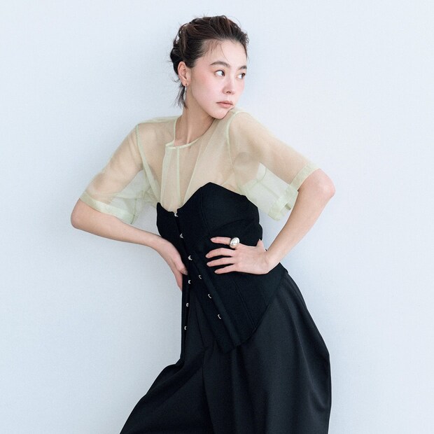 シアートップスと超ワイドパンツのバランスがおしゃれ！【イウエン マトフ】の春イチコーデ発見