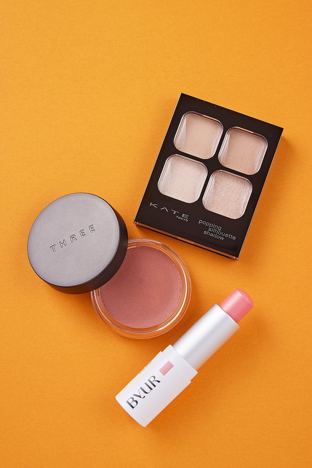 目元にも頬にもリップにも! ひとつでメイクが完成する、買って損なし【マルチユースコスメ】3選