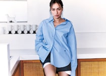 ４つ目のボタンをわざと3つ目のホールに掛け違える。おしゃれ達人のシャツの着こなしアレンジ術