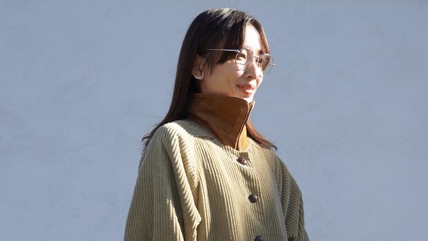 【40代スナップ】ヴィンテージコートにシルバーアクセや眼鏡でキラッと引き締め！｜小川晴香さん