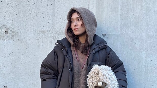 【40代スナップ】シンプルコーデが「もこもこバッグ」と「チャーム」で旬顔に♡|石田愛さん