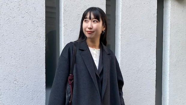 【40代スナップ】一生モノの予感！ 上質カシミアコートが主役のワンカラーコーデ｜渡邉茉耶さん