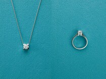 イニシャルとダイヤ輝く「横顔」にときめく♡【ハリーウィンストン】「HWロゴ・コレクション」