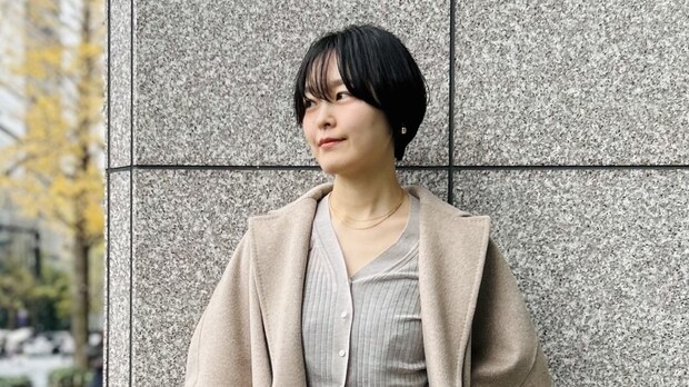 【40代スナップ】ロングコートは好感度大な「大人ベージュ」で軽やかに見せて｜伊藤里菜子さん