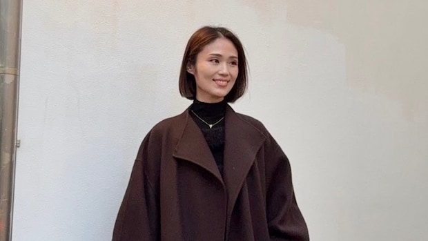 【40代スナップ】主役級ブラウン「マキシ丈コート」にブラック小物合わせが旬！｜那須川美香さん