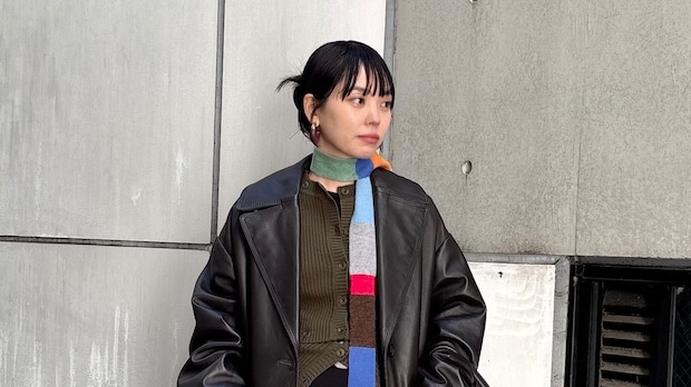 【40代スナップ】可愛くって洒落る！「マルチボーダー」の細マフラーが優秀すぎ｜田瀬麻美さん