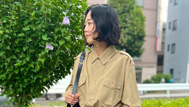 【40代スナップ】サファリスタイルはクラシカルな「レザー小物」で都会的に洒落る|宇賀神舞さん