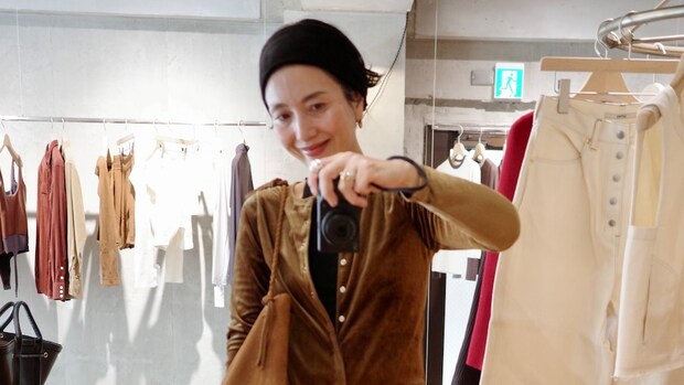 【40代スナップ】着回し力抜群の「ベロアワンピ」はレイヤードでラフに着ても◎|早川洋子さん