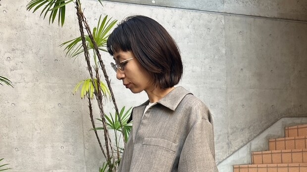 【40代スナップ】ブラウンのワンカラーコーデは「濃淡」でメリハリを出して!|間仁田菜緒さん