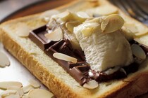 バナナのねっちり濃厚な味わいが間違いない♡いつもの「食パン」を【チョコバナナトースト】に