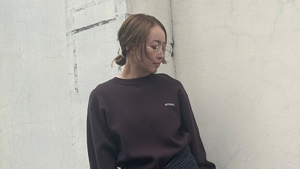 【40代スナップ】定番スニーカースタイルも旬の「ブラウン」で洒落感アップ!|相馬寛子さん