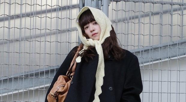 【40代スナップ】冬コーデに差し色♡レモンイエローの「ニットスカーフ」が可愛い|前坂美結さん