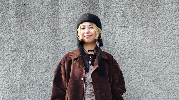 【40代スナップ】ハイトーンヘアやモードな色使いで「ニット帽」が大人可愛く♡｜馬渕舞さん