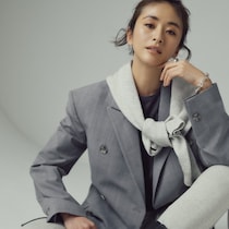 クリスウェブ佳子さんが着こなすマニッシュなビッグシルエットのテーラードジャケット