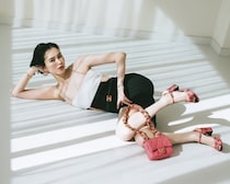 シャネル、LV、プラダほかパワーカラーの靴&バッグがズラリ！「安西こずえの欲しいものだけ♡ 」