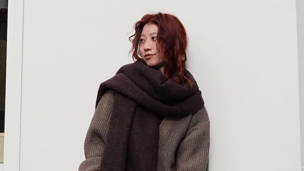 【40代スナップ】「バラクラバ巻き」も◎ ボリュームが可愛いストールが最高♡｜秋崎玲奈さん