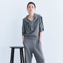 ニュアンスのあるグレーワントーンが素敵！ 【ドゥーズィエム クラス】の春ニットは全身で着たくなる