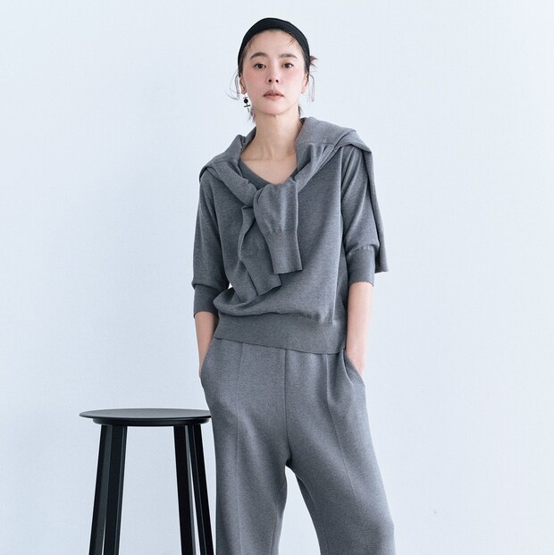 ニュアンスのあるグレーワントーンが素敵! 【ドゥーズィエム クラス】の春ニットは全身で着たくなる