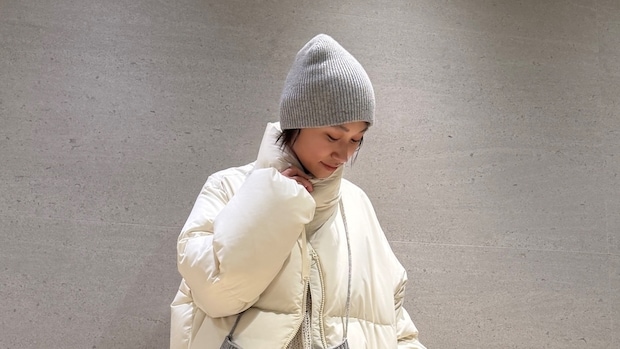 【40代スナップ】ライトグレーのビーニーと手袋が大人ホワイトコーデのポイント♡｜吉田智恵さん