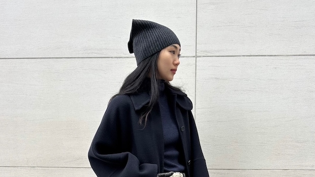 【40代スナップ】大人の「猫耳見えニット帽」がキレイめコーデをモード見せ！｜茂木彩加さん