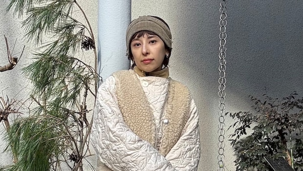 【40代スナップ】色味をおさえた「ミュートトーンコーデ」にもこもこ小物が可愛い！｜ 郡司杏さん