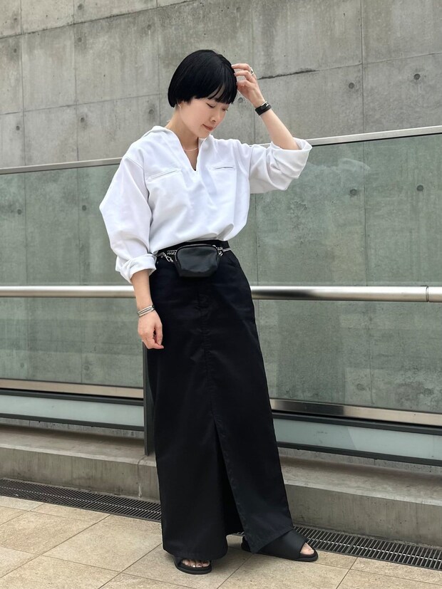 年中はいてるスカートに旬のバッグ＆サンダルでひとくせモノトーン【365日スナップ】石井希望さん