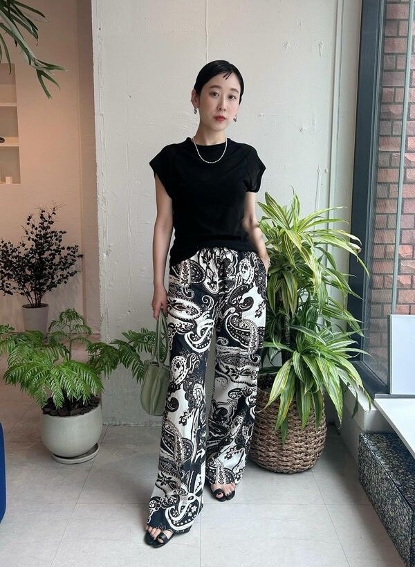 短め袖の黒Tシャツとジュエリーでシック＆フェミニンな印象に【365日スナップ】柳 亜矢子さん