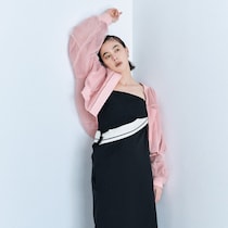 ボリューミーだけど短丈。【メゾン スペシャル】の透けるブルゾンとドレスで甘めモードが完成！