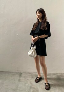 赤いペディキュアが透けるメッシュ靴でオールブラックが軽やかに【365日スナップ】岡松真由さん