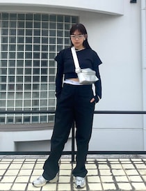 肌見せとメタリックでブラックコーデにクールなヌケ感を【365日スナップ】山崎槙子さん