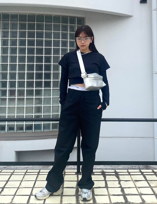 肌見せとメタリックでブラックコーデにクールなヌケ感を【365日スナップ】山崎槙子さん