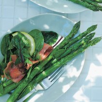 焼いたアスパラの香味と甘味がたまらない！ワインにも合う『アスパラガスとサーモンのレモンサラダ』