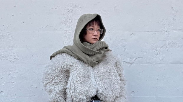 【40代スナップ】トレンドです♡ 「フーディーストール」が可愛く暖かくて大活躍！｜萩原美緒さん