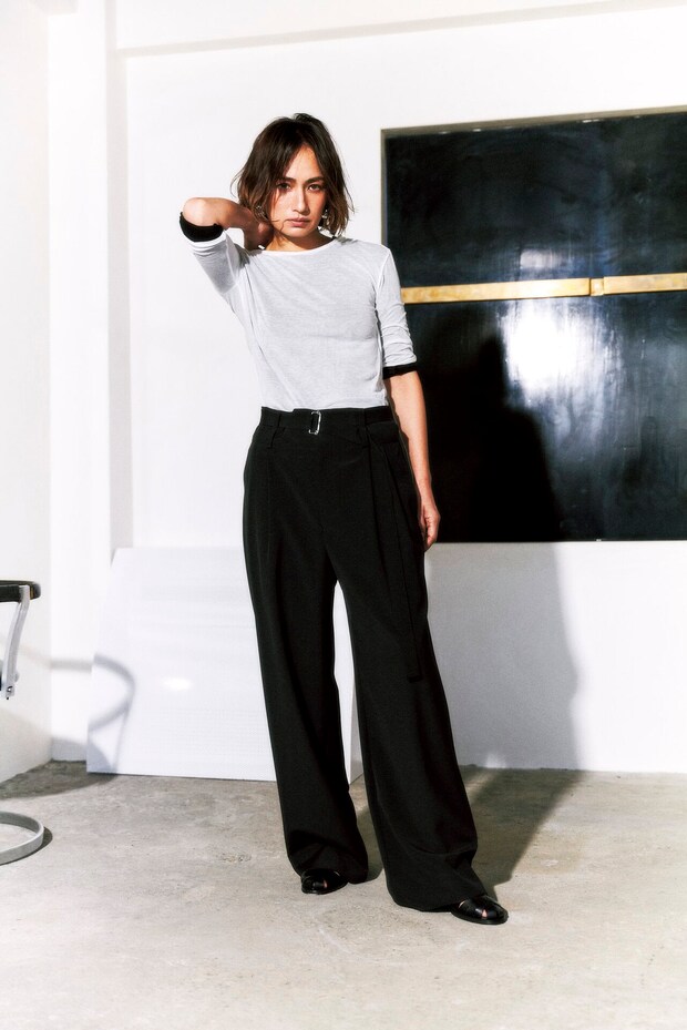 あなたは持ってる？40代・シンプル派のマストハブは「ウエストに目線がいくパンツ」