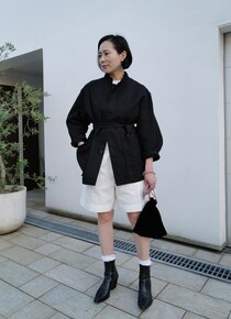 メンズジャケットをウエストマーク、で脚長モノトーンスタイルに【365日スナップ】井口幸世さん