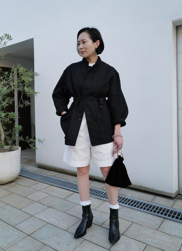 メンズジャケットをウエストマーク、で脚長モノトーンスタイルに【365日スナップ】井口幸世さん