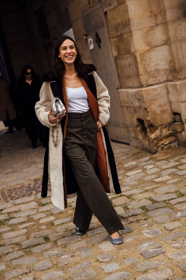 「バッグは小脇に」が海外ファッショニスタのトレンド。持ち方を変えるだけで旬のムードが漂う!