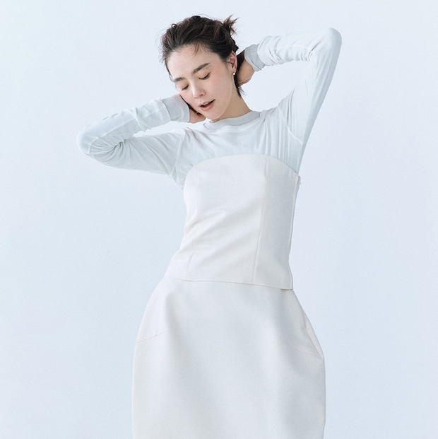 ベーシック+αのトキメキを【ネイヴ】のカーヴィなスカートとビスチェでオールホワイトを満喫!
