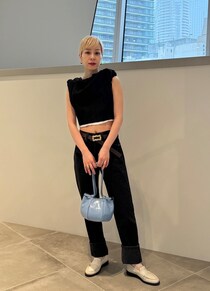 1枚でキマる短丈トップス×ブラックデニムで初夏のモードを【365日スナップ】福井清夏さん