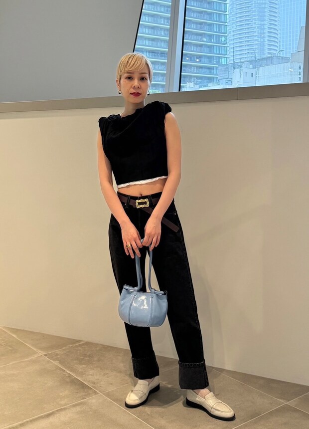 1枚でキマる短丈トップス×ブラックデニムで初夏のモードを【365日スナップ】福井清夏さん