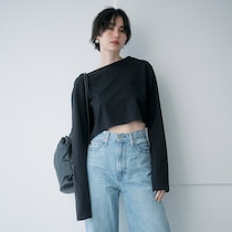 肌を出すなら脚よりお腹。アラフォー編集者たちが見つけた「クロップトトップス」で旬コーデにトライ